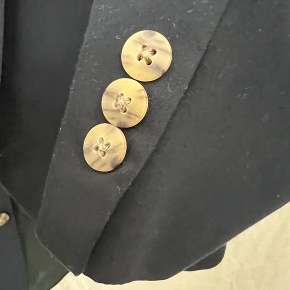 L L Bean mens blazer with gold buttons size 42R imported fabrics. - Picture 5 of 9